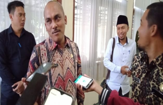 Foto: Kadisdik Bangkalan saat memberikan penjelasan pada sejumlah awak media diruang Banggar DPRD beberapa waktu lalu.