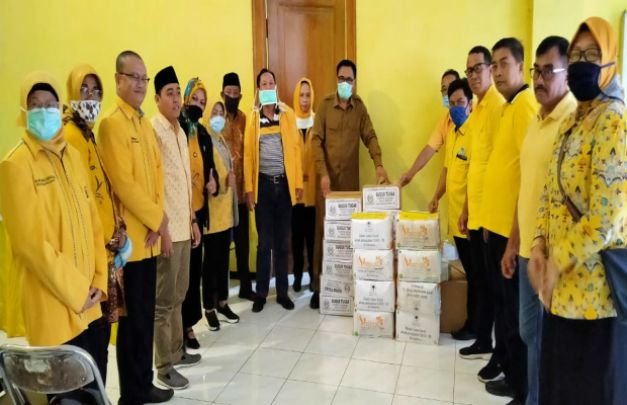 Foto: Wakil wali kota malang Sofyan Edi Sujarwoko tengah,sedang menerima bantuan dari tim satgas DPD Golkar Jatim