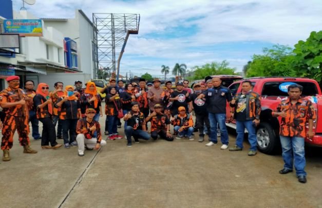 Foto : Iwan Lentik dan tim sesaat sebelum memulai kegiatan