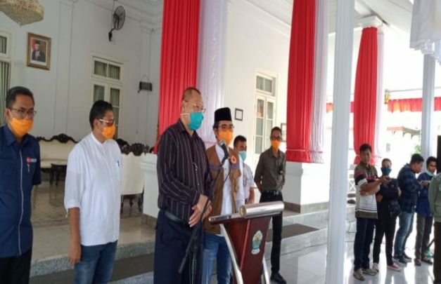 Foto: Bupati Bangkalan didampingi Kadinkes  saat jumpa pers beberapa waktu lalu.