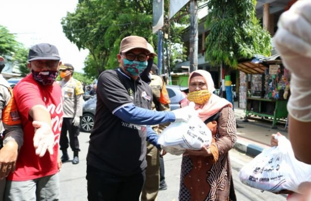 Foto: Bupati Pamekasan Saat Salurkan Paket Sembako  Kepada Warga Tidak Mampu