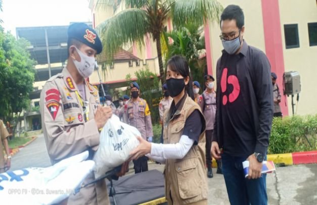 Foto : Giat pemberian sembako 
