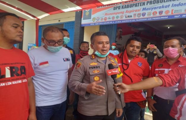 Foto : Samsudin,SH. (kaos merah polos) Bupati LIRA  Bersama Kapolres Probolinggo AKBP Ferdy Irawan