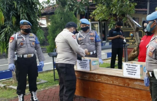 Foto: Kapolres Sumenep saat memasukkan sumbangan ke kotak amal yang disiapkan Polres untuk menanmpung sumbangan anggota