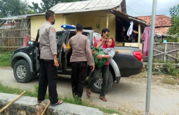 Foto : Jajaran Polsek Torjun saat mengantar pulang Supriati ke rumahnya