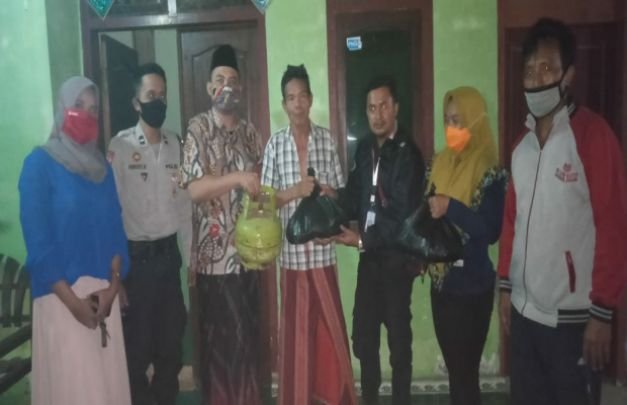 Foto: FRPB Pamekasan Saat Berikan Sembako dan Gas Elpiji Pada Moh Irin