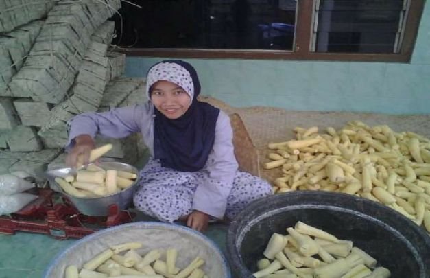 Foto: Ibu Helliyah, produsen tape asal Desa Pordapor, Kecamatan Guluk -Guluk, Sumenep