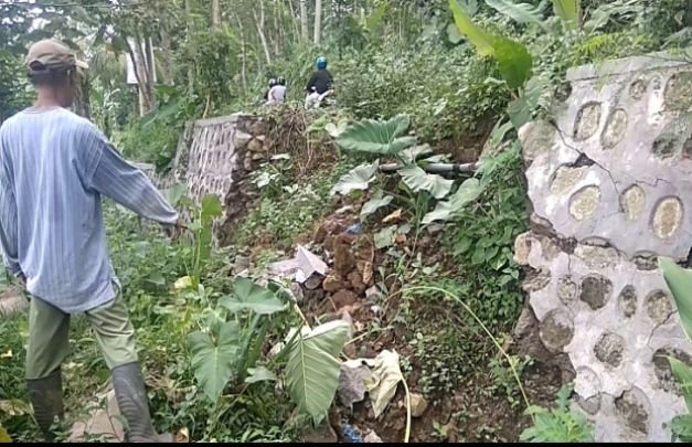 Foto: Salah satu warga Desa Sumbersalak, saat menunjuk proyek  TPT yang Ambruk