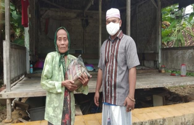 Foto: Andi K (Anggota FWP) Saat Bagikan Sembakonya di Kec. Larangan