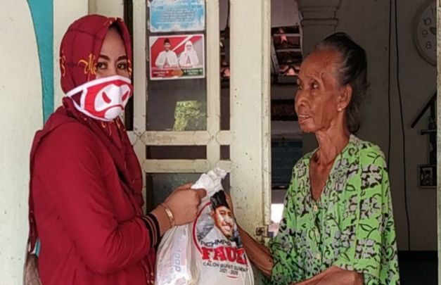 Foto : Relawan Said Abdullah dan Achmad Fauzi Peduli saat memberikan paket sembako di Pulau Sapudi