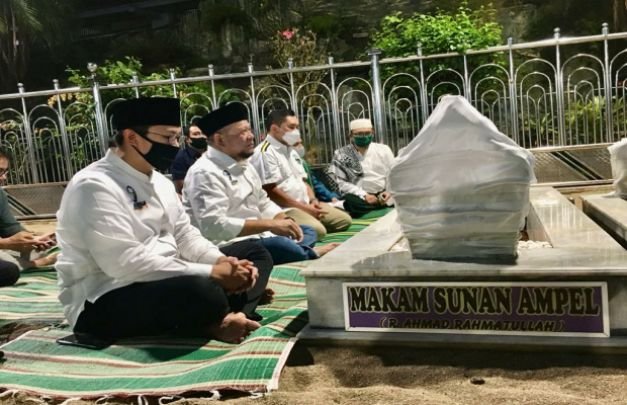 Foto : LaNyalla bersama Kapolda Jatim, saat ziarah ke makam Sunan Ampel