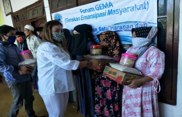 Foto: Pembagian Paket Sembako GEMA Pada Penerima Di Desa Campor