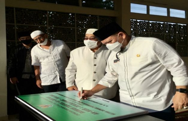 Foto : Penanda-tanganan Prasasti Peresmian Rumah Tahfidz Center Oleh AA LaNyalla Mahmud Mattalitti