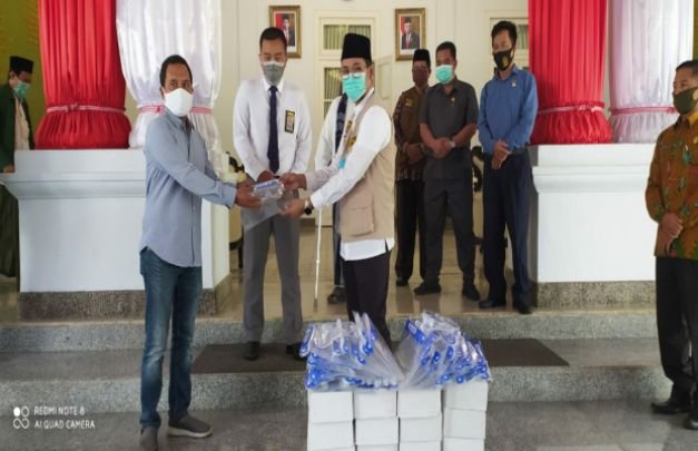 Foto : H Muhammad Imron Tohir saat memberikan bantuan APD ke Pemkab Bangkalan