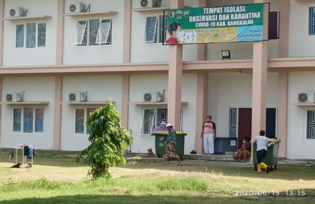 Foto : Salah satu petugas saat membersihkan balai diklat