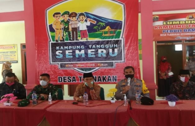 Foto: Wabup, Kapolres, Dandim 0826 dan Kades Saat Resmikan Kampung Tangguh Semeru di Desa Tlanakan