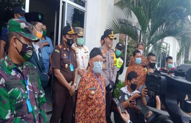 Foto: Bupati Sumenep KH Busyro Karim saat mendatangi PT Tanjung Odi.