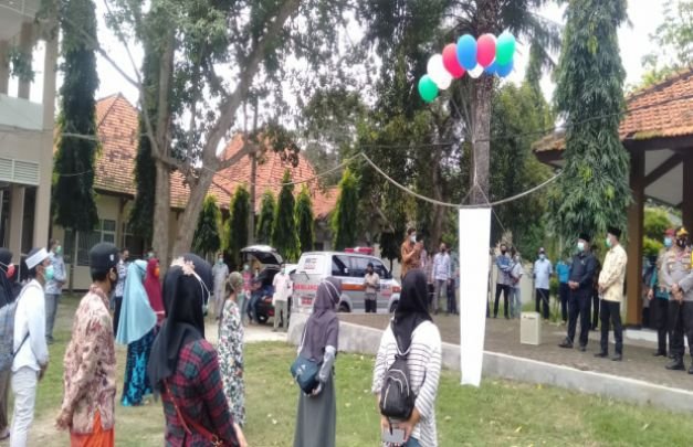 Foto : Bupati Bangkalan, R Abdul Latif Amin Imron saat melepas para pasien sembuh