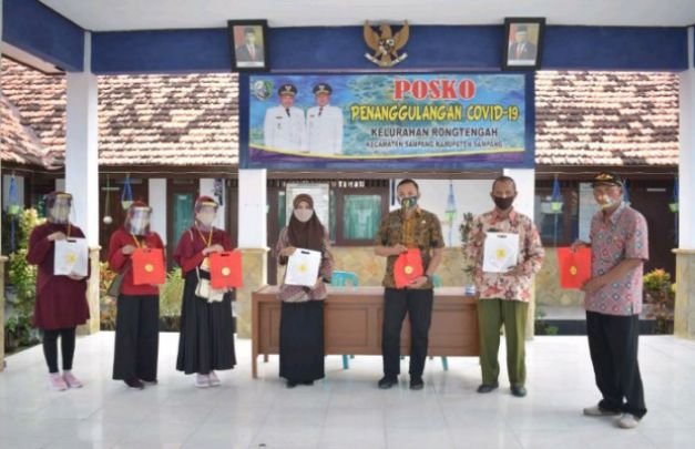 Foto: Tim PMM UMM Bhaktimu Negeri dan petugas Kelurahan Rongtengah Sampang 