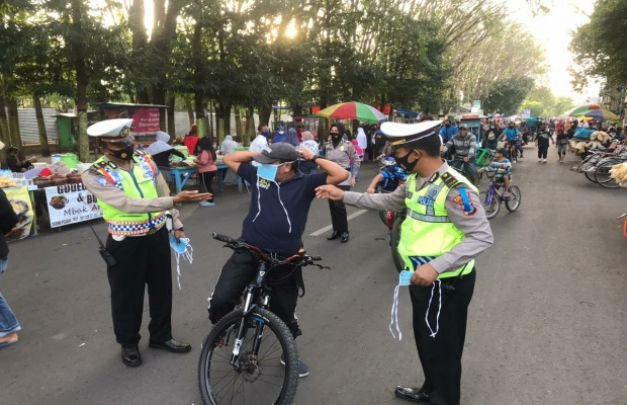 Foto : Kasat Lantas Memberikan Masker Kepada Pengunjung Car Free Day