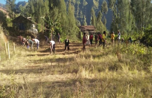 Foto: Warga Ngadirejo Gotong Royong Membersihkan Sekitar Pura Merati