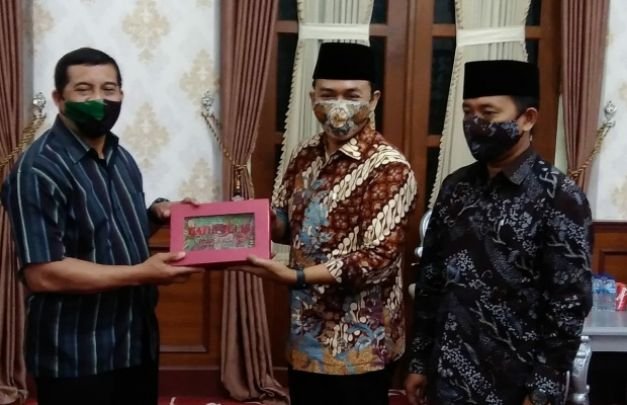 Foto: Pemberian Cendra Mata Dari Bupati Pamekasan Kepada Danrem 084/BJ
