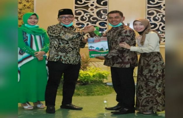 Foto: Bupati Pamekasan Dan Letkol Inf M. Effendi Bersama Ibu Di Peringgitan Mandhapa Agung Ronggosukowati
