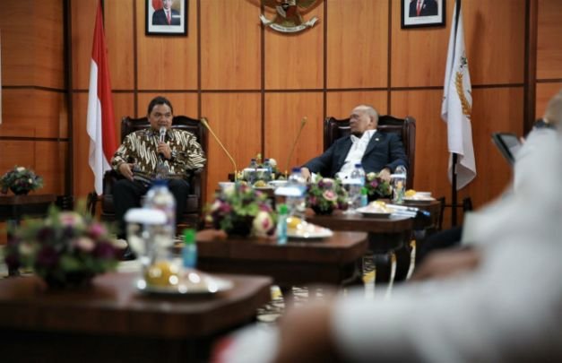 Foto : Achasanul Qosasi bersama AA LaNyalla Mahmud Mattalitti, di kantor DPD RI Senayan Jakarta.
