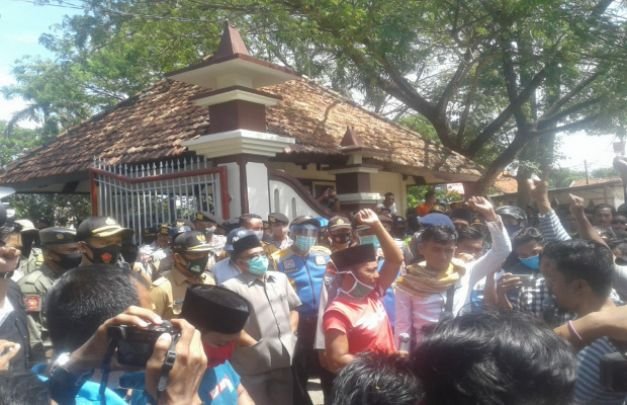 Foto: Ketua DPRD dan Wakil Bupati Pamekasan saat menemui massa aksi