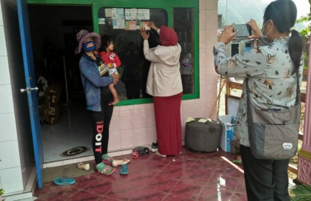 Foto : Petugas pukesmas Turun Langsung Ke Rumah Warga
