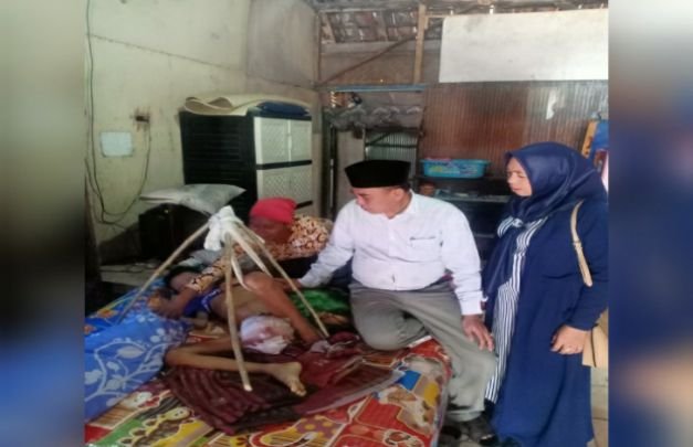 Foto : Ketua Komisi A DPRD Bangkalan, Moh Mujiburrahman saat menjenguk Ahmad Wildan