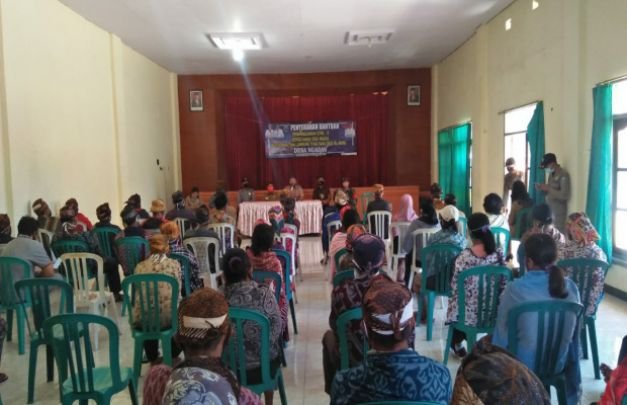 Foto : Warga Ngadas Saat Menerima BLT DD Tahap 2