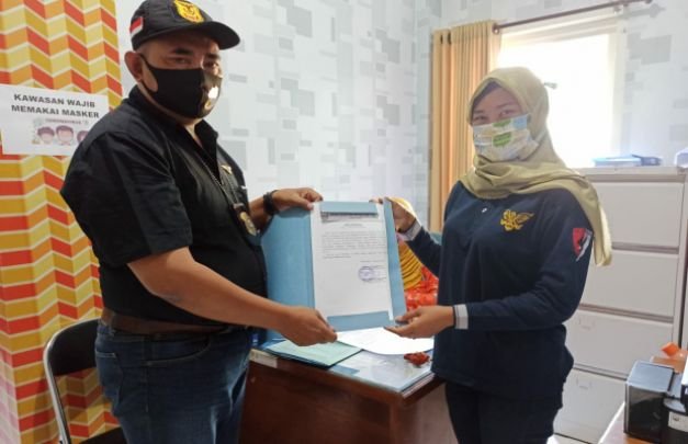 Foto : Penyerahan SKT Dari Sekretaris (perempuan) Bakesbangpol Probolinggo 