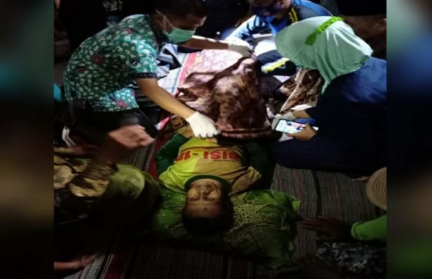 Foto: Korban dievakuasi dari dalam sumur
