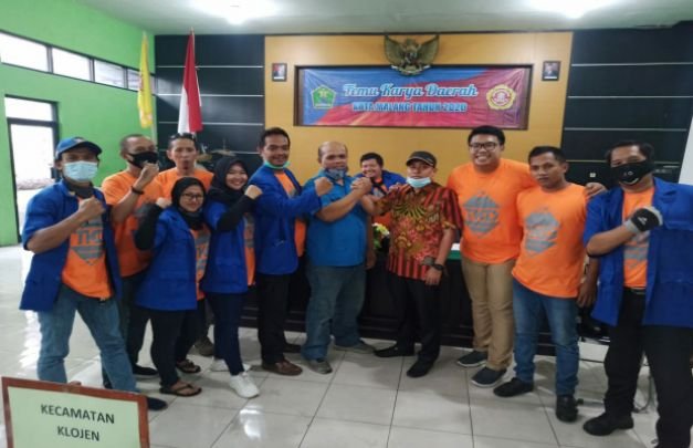 Suryadi tengah baju batik kuning sesaat setelah terpilih menjadi ketua Karang Taruna Kota Malang periode 2020-2025