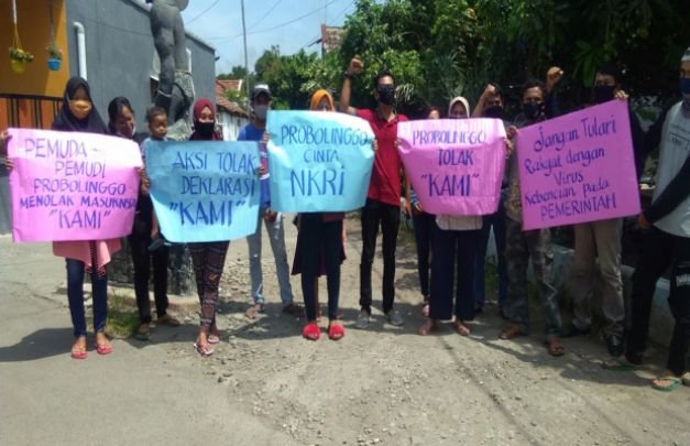 Foto : Para Demonstran Turun  Di Jalan Sambil Membentangkan Berbagai Tulisan