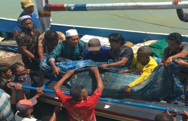 Foto: Sejumlah warga saat mengevakuasi korban diatas perahu di Perairan Pedemawu Pamekasan