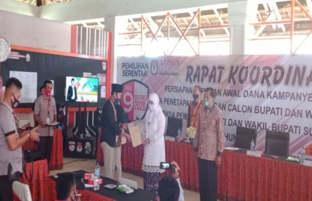 Foto: Perwakilan Calon Bupati dan Wakil Bupati saat menerima berkas dari KPU Sumenep