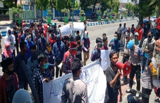Foto: Puluhan pendemo saat berorasi di depan kantor DPRD Sumenep