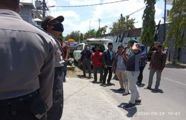 Foto : Demo didepan kantor PLN ULP Bangkalan