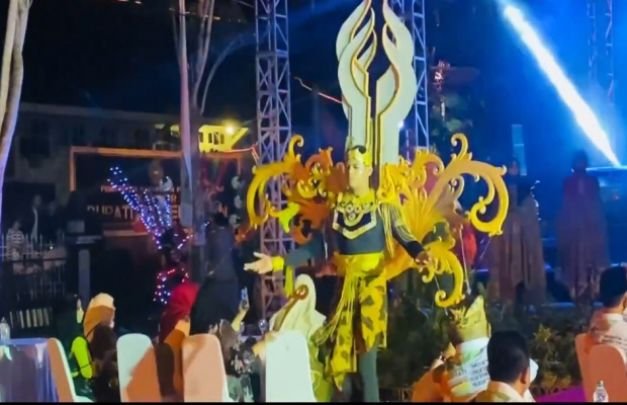 Foto : Salah satu atraksi budaya Madura yang menghibur masyarakat Pamekasan pada Malam Kemilau Madura. Sabtu (22/10/2022).