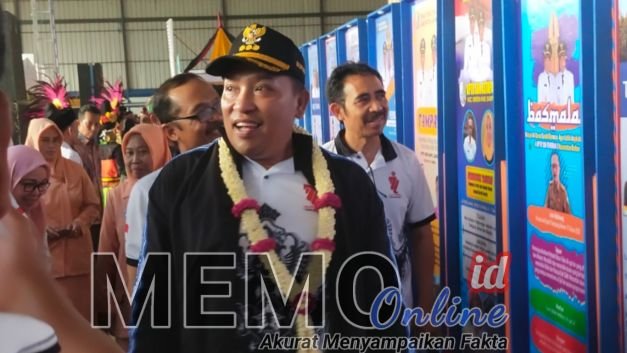 Bupati Sampang H Slamet Junaidi saat meninjau Bazar Inovasi Pendidikan di GOR Indor Kabupaten Sampang 