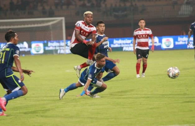 Foto: Aksi Jaja saat laga Madura United Vs Persib Bandung