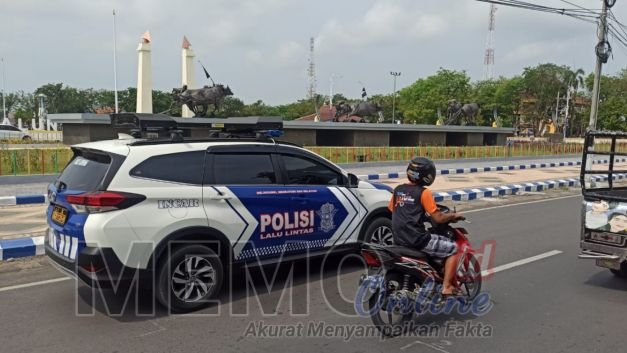 Mobil INCAR Satlantas Polres Sampang saat melintas didepan Alun-alun Trunojoyo Sampang 