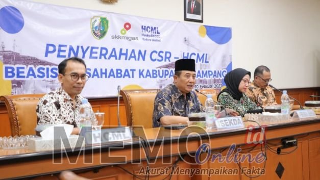 Sekretaris Daerah Kabupaten Sampang Yuliadi Setiawan (tengah) saat rapat bersama tim dari SKK Migas HCML di aula Pemkab Sampang 