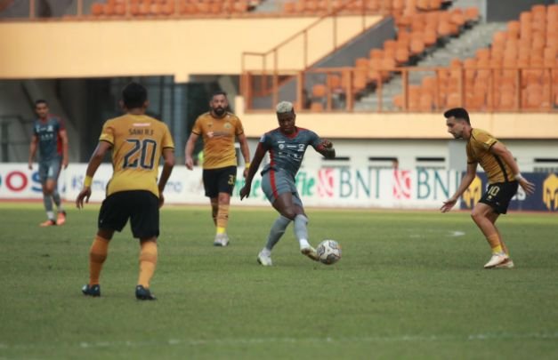 Foto: Aksi Hugo Gomes saat Madura United vs Bhayangkara 