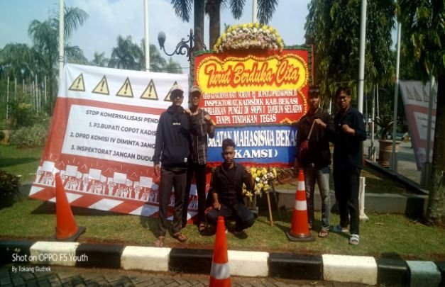 Foto: Aksi AKAMSI di gedung kantor Pemkab Bekasi 