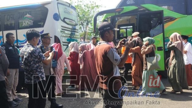 Foto : Para eks penganut Syi'ah setelah turun dari bis di depan pendopo kabupaten Sampang 