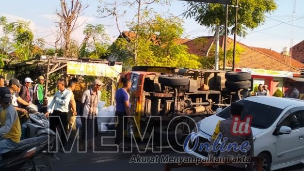 Foto : Truk yang terguling di jalan raya Camplong Sampang 