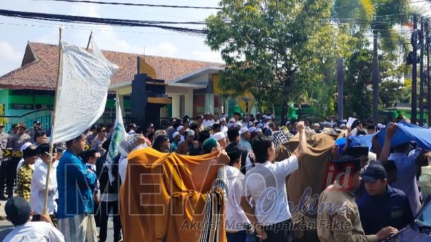 Foto : Forum umat Islam bersatu lakukan aksi demontrasi didepan kantor Kemenag Sampang 
